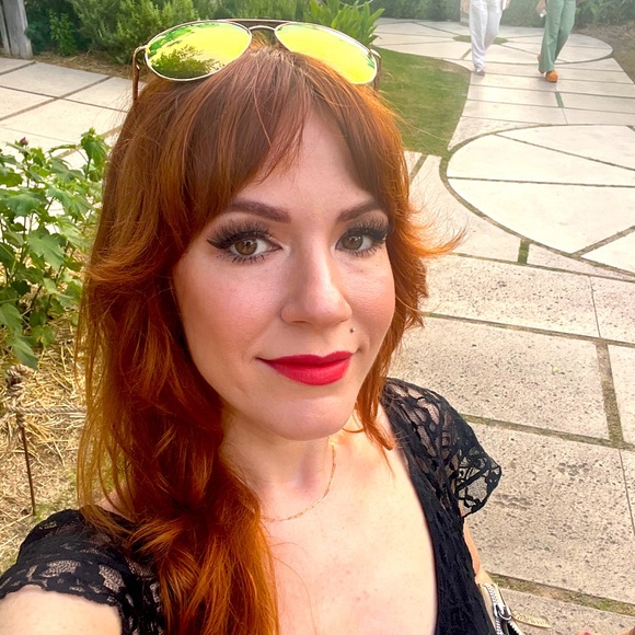 Meet your Posher, Danielle - Picture 1 of 1